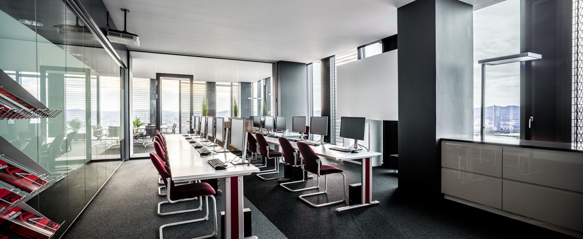 Schulungsraum bei DL-DATA mit Blick über Wien